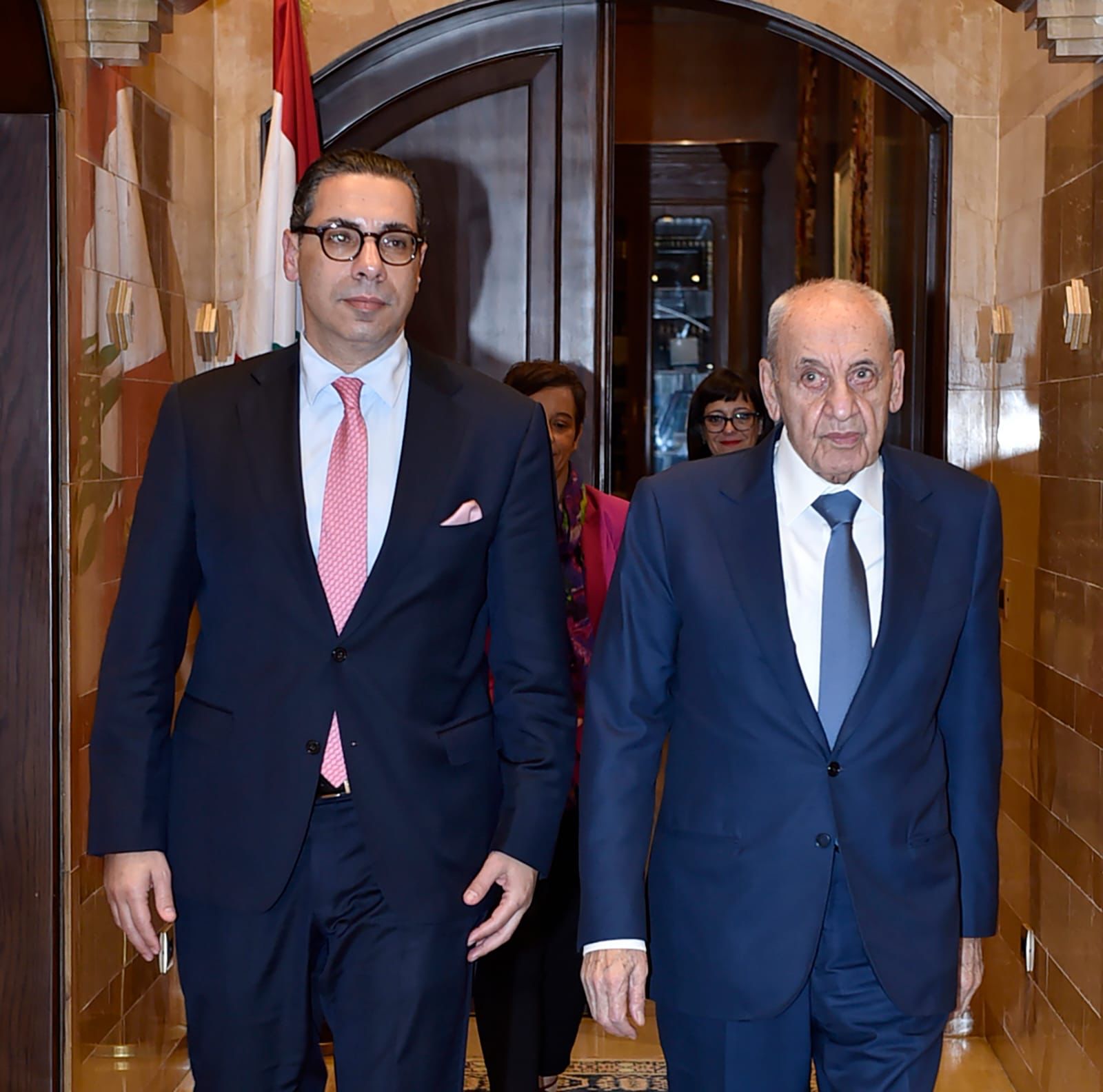 بري يعرض مع كومبوس وفرونتسكا الأوضاع جنوبا